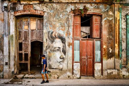HAVANA,CUBA - NOVEMBER 6, 2017 : Urban scene with beautiful but decaying building in Old Havanaのeditorial素材