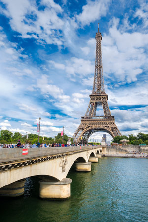 The Eiffel Tower and the bridge crossinf the river Seine in Paris on a beautiful summer dayのeditorial素材