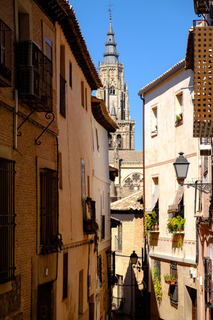 Narrow alley on the historic city of Toledo in Spain with a view of the cathedralのeditorial素材