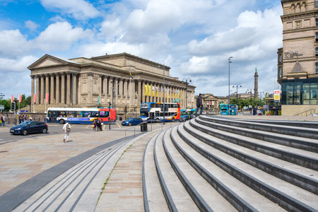 Street scene in Liverpool with a view of St George's Hall from Lime Street stationのeditorial素材