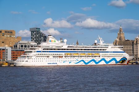 Cruiser ship docked at the Port of Loverpool with a view of the iconic Royal Liver Buildingの写真素材