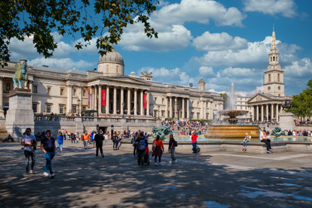 Trafalgar Square and the National Gallery in London on a beautiful summer dayのeditorial素材