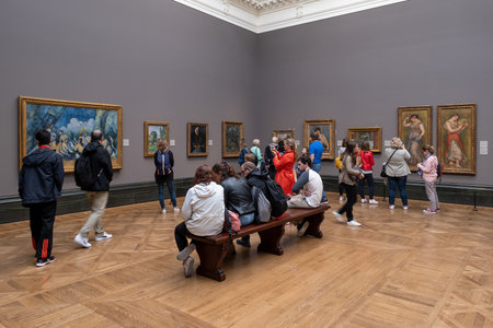 Visitors at the National Gallery in London. Founded in 1824 , it houses a collection of over 2300 paintingsのeditorial素材