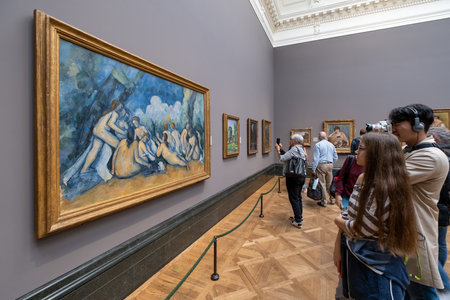 Visitors at the National Gallery in London. Founded in 1824 , it houses a collection of over 2300 paintingsのeditorial素材