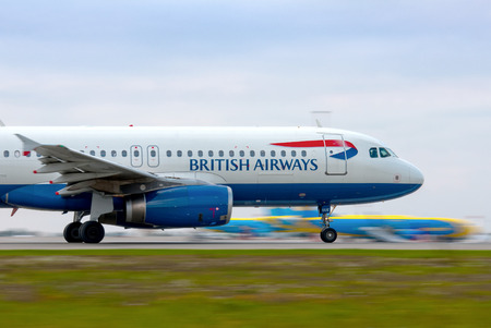 Airlines British Airways makes the run before takeoff.のeditorial素材