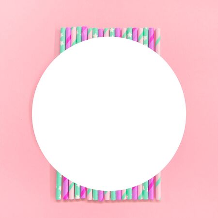 Circle frame with Colorful Paper coctail tubes on the pink background. Eco friendly. Zero Waste. Isolatedの写真素材