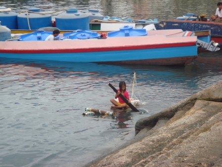 A child playing at the beach, Sabah, Malaysiaの素材