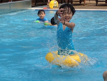 A child enjoy in swimming poolの素材