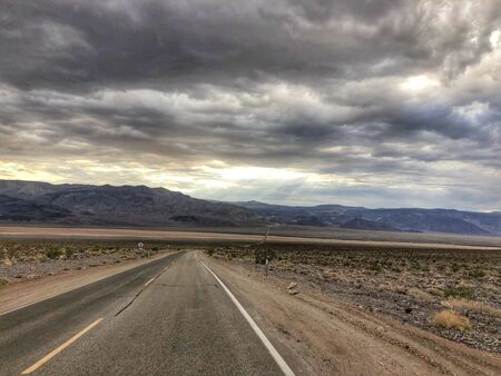 long street in death valley national parkのeditorial素材