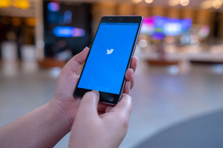 CHIANG MAI, THAILAND - August 03,2018: Woman hand holding HUAWEI with Twitter app on the screen.Twitter is an online news and social networking service where users post and interact with messages.のeditorial素材