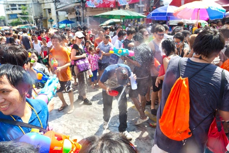 KHAO SAN ROAD, BANGKOK - 2012 APRIL 13: People with water splashingのeditorial素材