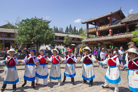 LIJIANG,CHINA-MARCH 20: The people Naxi nationality old woman of traditional dance on March 20,2015 in Dayan Old Town of Lijiang ,Yunnan Province in China.The Lijiang is a tourist city of China.のeditorial素材