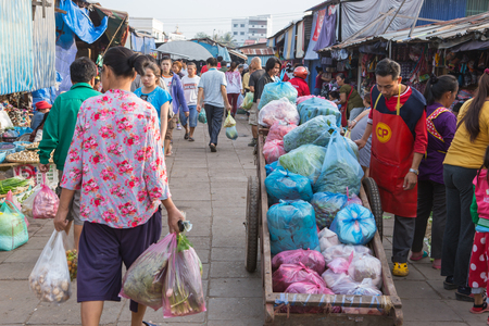 Vientiane,Laos- Jan 17 ;Many Vendors and costumers of Lao selling and buying local food and product in Morning Market Vientiane on January 17,2016 . Vientiane , Laosのeditorial素材