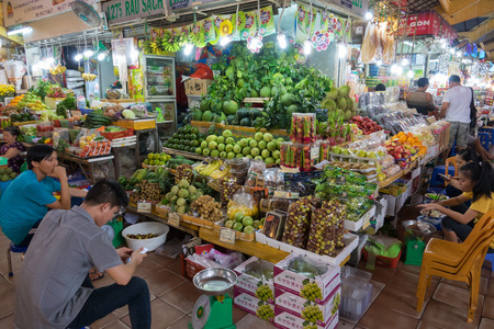 HO CHI MINH, VIETNAM - NOVEMBRER 13: People shop in a Ben Thanh Market on November 13, 2016 in Ho Chi Minh, Vietnam. Ho Chi Mish is the largest City in Vietnam.のeditorial素材