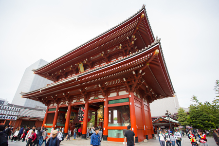 TOKYO, SENSOJI TEMPLE, JAPAN - OCTOBER 14 ,2016: The Kaminarimon (Thunder Gate), the gate of Sensoji Temple and the symbol of Asakusa, Tokyo, Japan. October 14, 2016.のeditorial素材