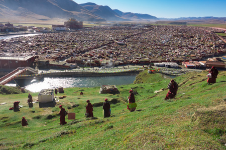 View of the Yarchen Gar Monastery with many shacks for monks in Garze Tibetan, Sichuan, China.のeditorial素材