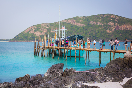 CHONBUREE , THAILAND- MARCH 24 , 2018 ; Many traveler walking on wood bridge to shuttle boat from Kohkham island to land , Kohkham is island famous form Thai peopleのeditorial素材