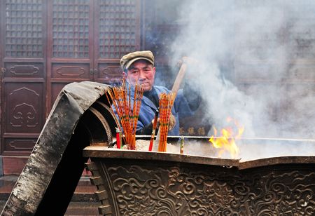 Shanghai China February 2008 - worker in Chinese buddhist shrine のeditorial素材