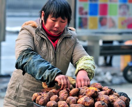 Shanghai China February 2008 -  Chinese food seller in the streetのeditorial素材