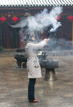 SHANGHAI , CHINA - FEB 02 2008 : worshiper in Chinese buddhist shrine のeditorial素材