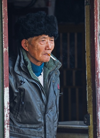 SHANGHAI , CHINA - FEB 02 2008 : Portrait of old Chinese man のeditorial素材