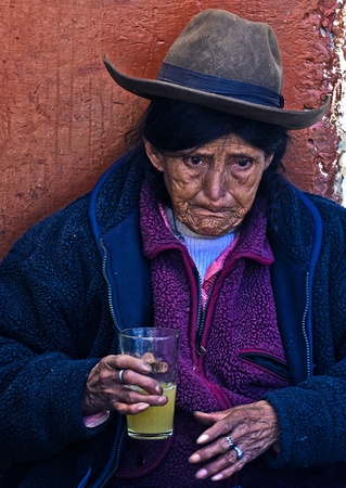 Cusco , Peru - May 27 : Peruvian woman drink のeditorial素材