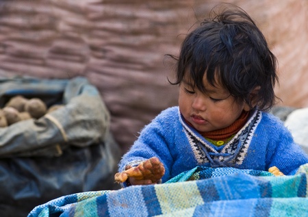 CUSCO , PERU - MAY 27  2011 : Pruvian child in a local market のeditorial素材