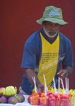 CARTAGENA DE INDIAS , COLOMBIA - DEC 21:Unidentified colombian man sell fruits in the street of Cartagena de Indias on December 21 2010のeditorial素材