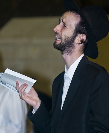 JERUSALEM - SEP 26 : Jewish man prays during the penitential prayers the "Selichot" , held on September 26 2011 in the "Wailing wall"  in  Jerusalem , Israelのeditorial素材