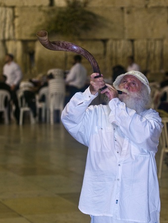 JERUSALEM - SEP 26 : Jew blowing in "Shofar" during the penitential prayers the "Selichot"  , held on September 26 2011 in the "Wailing wall"  in  Jerusalem , Israelのeditorial素材