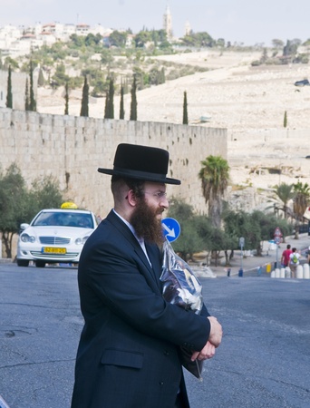 JERUSALEM - OCTOBER 06 2011 : An ultra- Orthodox Jewish man stand near the walls of old  Jerusalem , Israelのeditorial素材