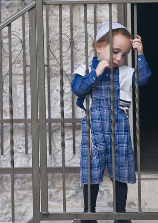 JERUSALEM - OCTOBER 10 2011 : Jewish ultra orthodox child in the "Mea shearim" district in Jerusalem Israelのeditorial素材