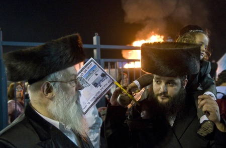MERON , ISRAEL - MAY 10 : Orthodox Jews celebrates Lag Ba'omer in Bar Yochai tomb in Meron , Israel on May 10 2012 , Lag Ba'omer is a Jewish holiday in wich it is customary to light bonfireのeditorial素材