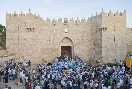 JERUSALEM - MAY 20 2012 : Right wing Israeli men in front of Damascus gate on Jerusalem day before marching throuh the Arab quarter of Jerusalem old city on May 20 2012 , Jerusalem day marks the anniversary of Israel capturing the eastern part of the cityのeditorial素材