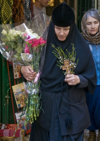 JERUSALEM - APRIL 13 : Christian pilgrim carry across along the Via Dolorosa in Jerusalem on April 13 2012 commemorating the path Jesus carried his cross on the day of his crucifixionのeditorial素材
