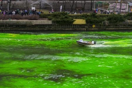 CHICAGO - MARCH 16: The Chicago River is dyed green for St. Patrick's Day in Chicago on March 16, 2013のeditorial素材