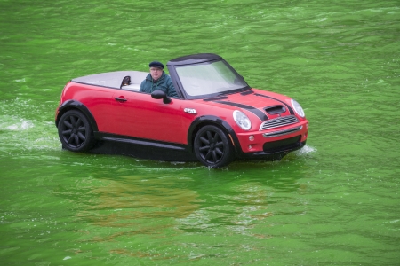 CHICAGO - MARCH 16: The Chicago River is dyed green for St. Patrick's Day in Chicago on March 16, 2013のeditorial素材