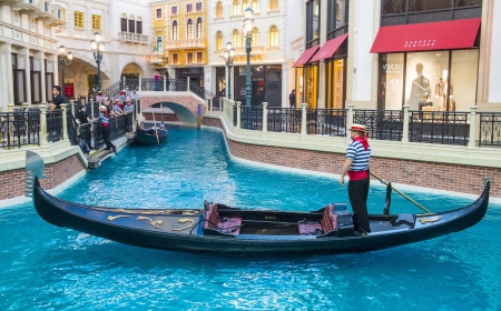 LAS VEGAS - FEB 25 : The Venetian hotel and replica of a Grand canal in Las Vegas on February 25, 2013. With more than 4000 suites it`s one of the most famous hotels in the worldのeditorial素材