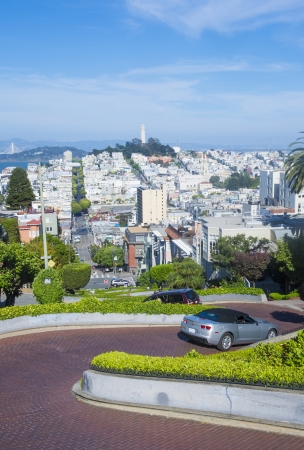SAN FRANCISCO - MAY 09 : View of Lombard Street in San Francisco California on May 09 2013 , Lombard street is crookedest street in the worldのeditorial素材