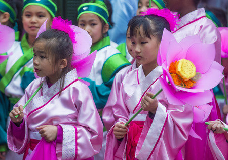SAN FRANCISCO - FEB 15 : Unidentified dress up children performing during the Chinese New Year Parade in San Francisco , California on February 15 2014 , It is the largest Asian event in North America のeditorial素材