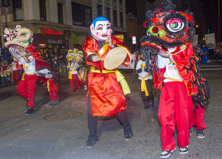 SAN FRANCISCO - FEB 15 : An unidentified participants in a Lion dance at the Chinese New Year Parade in San Francisco , California on February 15 2014 , It is the largest Asian event in North America のeditorial素材