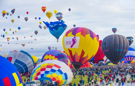 ALBUQUERQUE, NEW MEXICO - OCT 11: Balloons fly over Albuquerque on October 11, 2014 in Albuquerque, New Mexico. Albuquerque balloon fiesta is the biggest balloon event in the world.のeditorial素材