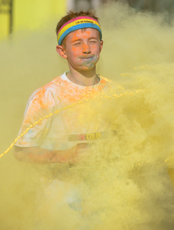 LAS VEGAS - FEB 28 : An unidentified runner at the Las Vegas Color Run on February 28 2015. The Color Run is a 5k worldwide hosted fun raceのeditorial素材