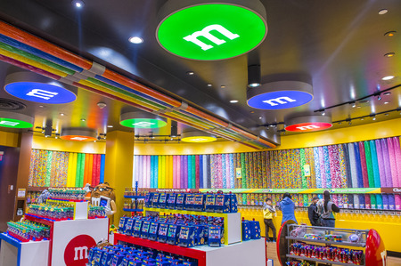 LAS VEGAS - FEB 18 : The M&M world store in Las Vegas strip on February 18 , 2015. The store opened in 1997 and it is the first M&M world location.のeditorial素材