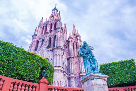 SAN MIGUEL DE ALLENDE , MEXICO - MAY 31 : La parroquia de san miguel arcangel church in San Miguel de Allende , Mexico on May 31 2015 The church Gothic facade was constructed in 1880のeditorial素材