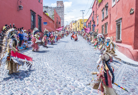 SAN MIGUEL DE ALLENDE , MEXICO - MAY 31 : Native Americans with traditional costume participates at the festival of Valle del Maiz on May 31 , 2015 in San Miguel de Allende ,Mexico.のeditorial素材