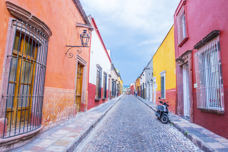 SAN MIGUEL DE ALLENDE , MEXICO - MAY 31 : Street view in San Miguel de Allende , Mexico on May 31 2015. The historic city San Miguel de Allende is UNESCO World Heritage Site since 2008.のeditorial素材