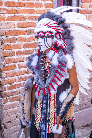SAN MIGUEL DE ALLENDE , MEXICO - MAY 31 : Native American with traditional costume participates at the festival of Valle del Maiz on May 31 , 2015 in San Miguel de Allende ,Mexico.のeditorial素材