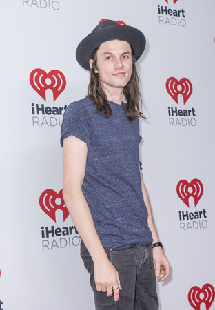 LAS VEGAS - SEP 19 : Singer James Bay attends the 2015 iHeartRadio Music Festival at MGM Grand Garden Arena on September 19, 2015 in Las Vegas, Nevada.のeditorial素材