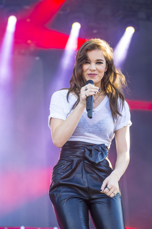 LAS VEGAS - SEP 19 : Actress/singer Hailee Steinfeld performs onstage at the 2015 iHeartRadio Music Festival at the Las Vegas Village on September 19, 2015 in Las Vegas, Nevada.のeditorial素材